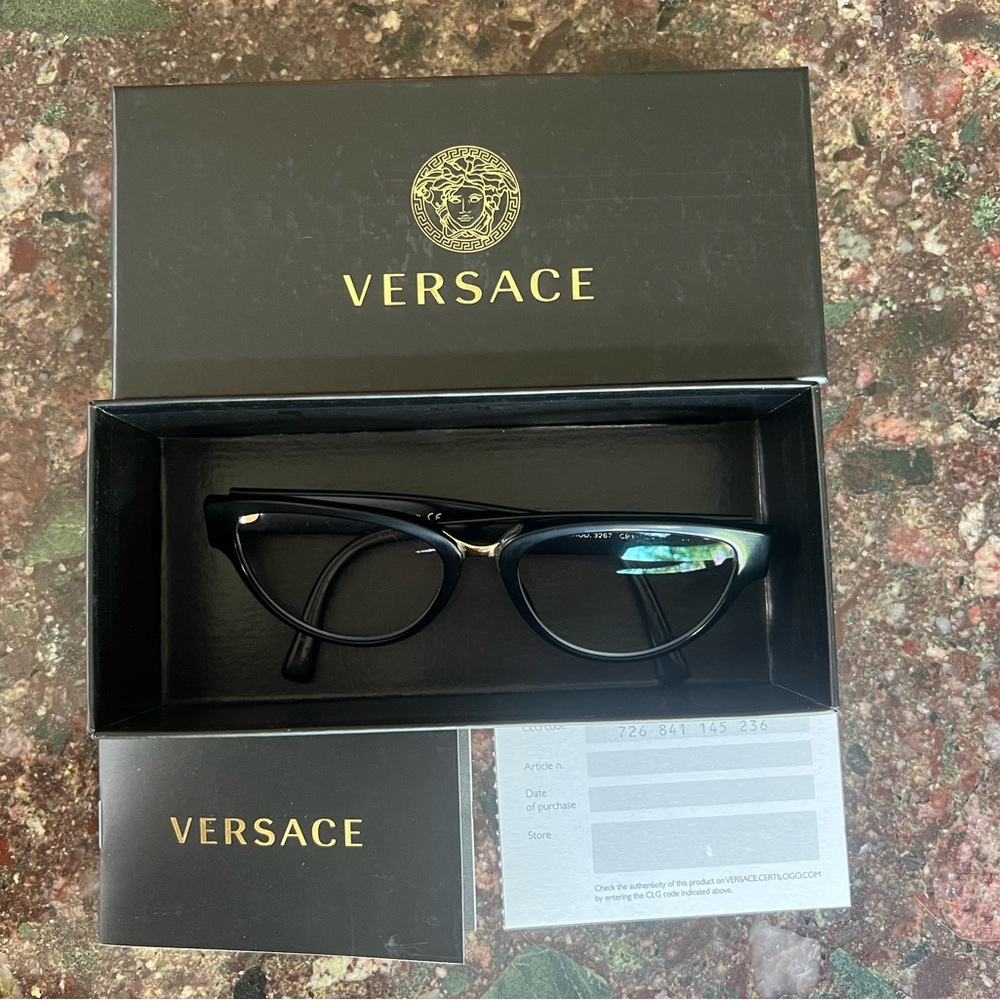 COA VERSACE Box comes with glasses frame that’s damaged - Picture 2 of 14
